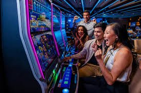 Dealer profesional kudasakti168 dalam studio HD berkomunikasi dengan pemain Bandar Ceme